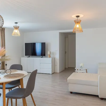 Gorgeous In With Private Swimming Pool, Be Inside Or Outside Hébergement de vacances *